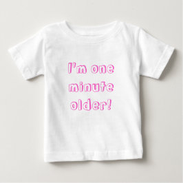 Camiseta De Bebé Chica gemela ¡soy un minuto mayor!