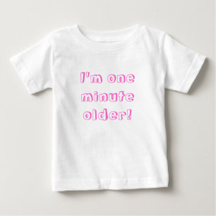 Camiseta De Bebé Chica gemela ¡soy un minuto mayor!