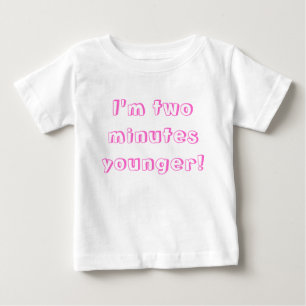 Camiseta De Bebé Chica gemelo más joven... ¡Soy dos minutos más jov