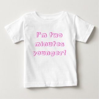 Camiseta De Bebé Chica gemelo más joven... ¡Soy dos minutos más jov