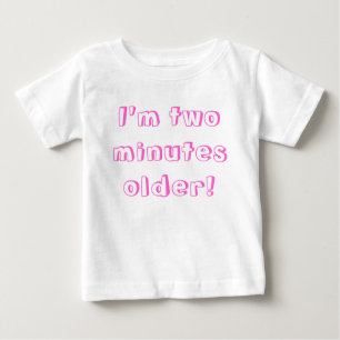 Camiseta De Bebé Chica gemelo mayor... ¡Soy dos minutos mayor!