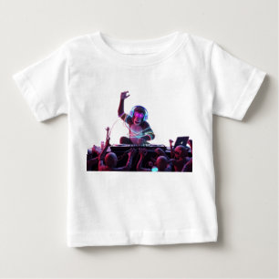 Camiseta De Bebé Chimpancé DJ mezclando música en una pista de bail