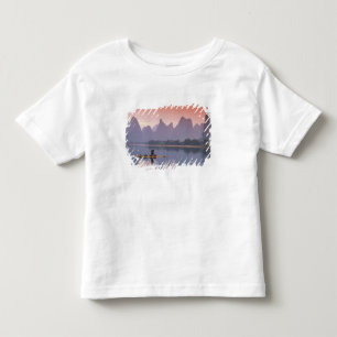 Camiseta De Bebé China, río Li. Pescador solitario de cormoranes.
