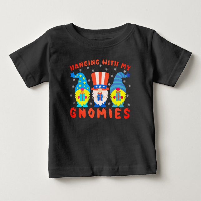 Camiseta De Bebé Colgando Con Mis Gnomies Que Coinciden Con Navidad (Anverso)