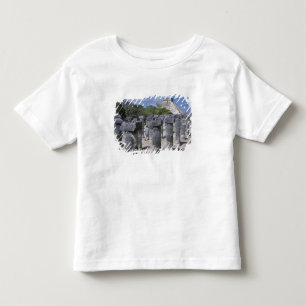 Camiseta De Bebé Columnas de piedra antiguas en Chichen Itza. Centr
