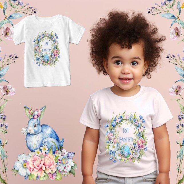 Camiseta De Bebé Conejo de Corona Floral Azul Flores Rosadas 1er Pa (Blue Floral Wreath Rabbit Pink Flowers 1st Easter Baby T-Shirt)