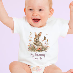 Camiseta De Bebé Conejo de flor silvestre con nombre de abuela pers