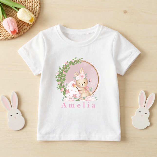 Camiseta De Bebé Conejo de Pascua en el jardín personalizado  (Subido por el creador)