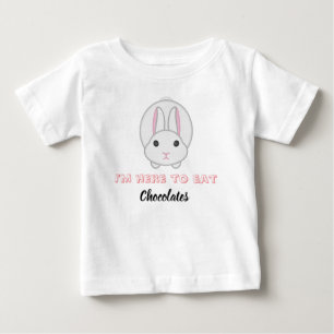 Camiseta De Bebé Conejo de Pascua esperando para comer chocolates
