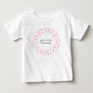 Camiseta De Bebé Confetti de corazones rosados dispersos que te enc