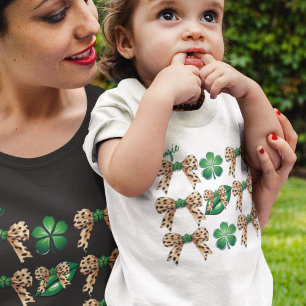Camiseta De Bebé Coquette Irish Leopardo se alza con Shamrock verde