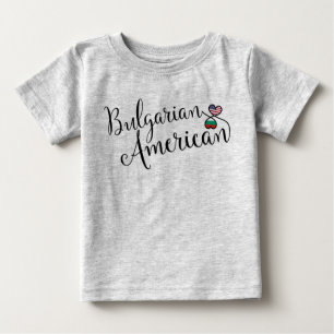 Camiseta De Bebé Corazones entrelazados búlgaro-estadounidenses cam
