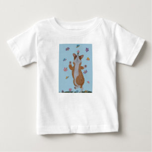 Camiseta De Bebé Corgi galés bailando con mariposas