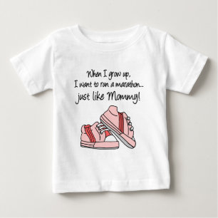 Camiseta De Bebé Corre la maratón igual que mamá (rosa)