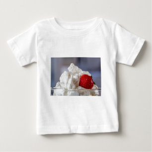 Camiseta De Bebé Crema con fresas en un bol de vidrio