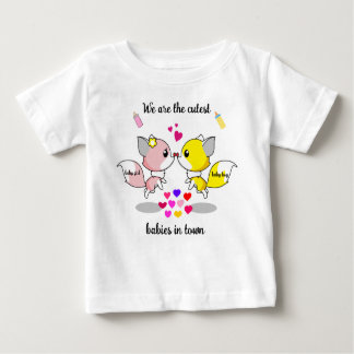 Camiseta De Bebé Cría de zorros bebés besándose con corazones color