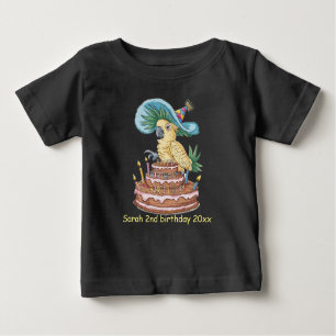 Camiseta De Bebé cucaracha encaramada en pastel de cumpleaños gorra