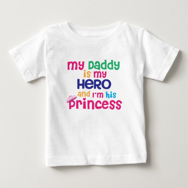Camiseta De Bebé Cuidada cita de bebé: padre héroe e hija de prince (Anverso)