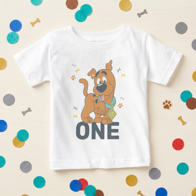 Camiseta De Bebé Cumpleaños 1 de Scooby-Doo (Shirt on simulated background)
