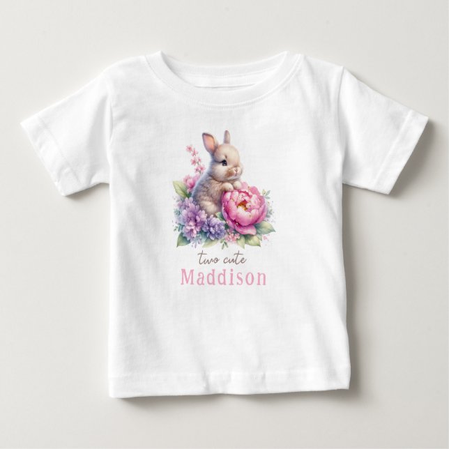 Camiseta De Bebé Cumpleaños de dos adorables conejitos con peonía (Anverso)