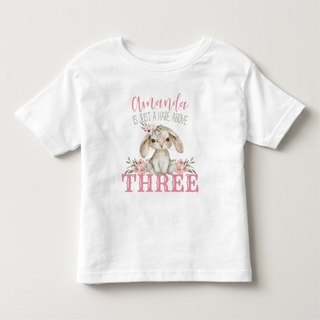 Camiseta De Bebé Cumpleaños de Hare Above Three Baby Bunny Girls (Anverso)