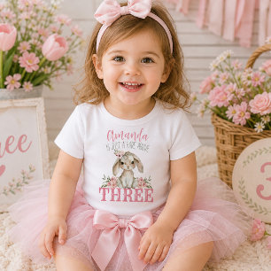 Camiseta De Bebé Cumpleaños de liebre sobre tres niñas conejitos