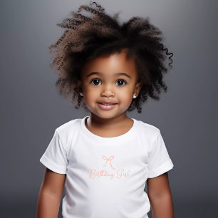 Camiseta De Bebé Cumpleaños de niña con arco dibujado a mano rosado