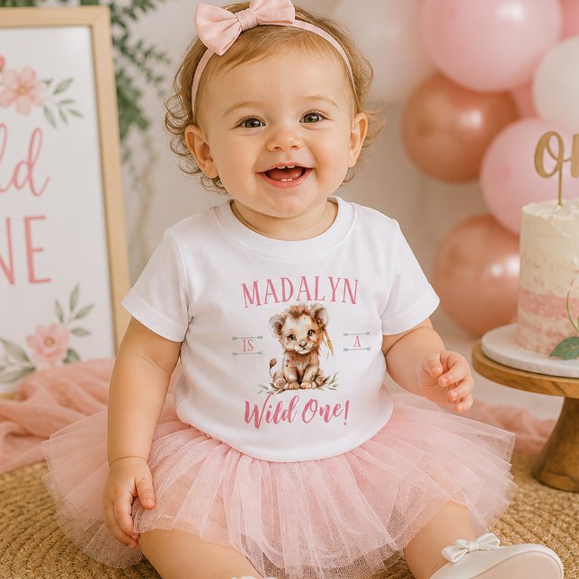 Camiseta De Bebé Cumpleaños de niña salvaje uno León (Girl's First Birthday Wild One Lion Baby T-Shirt)