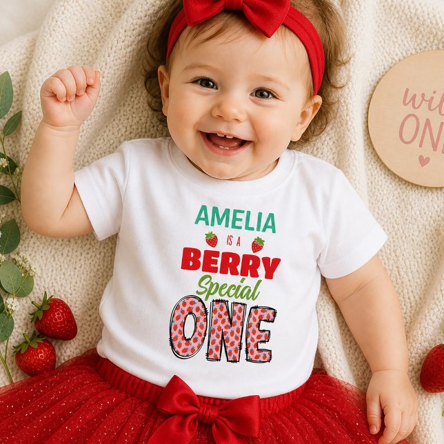 Camiseta De Bebé Cumpleaños especial número uno de Berry (Berry Special First Birthday Toddler T-shirt paired with red accents.)