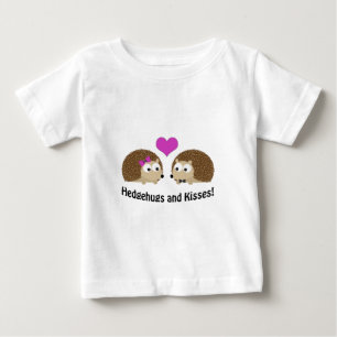 Camiseta De Bebé Cute Hedgehugs and Kiss Pareja de edgehog