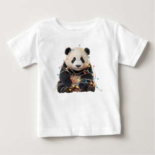 Camiseta De Bebé Cute Panda enredado en luces de Navidad