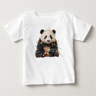 Camiseta De Bebé Cute Panda enredado en luces de Navidad
