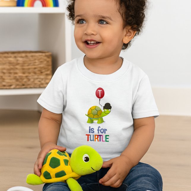 Camiseta De Bebé Cute Personalizado T es para el alfabeto tortuoso (Happy toddler in turtle tee plays with plush toy bright, joyful room scene perfect for gifting.)