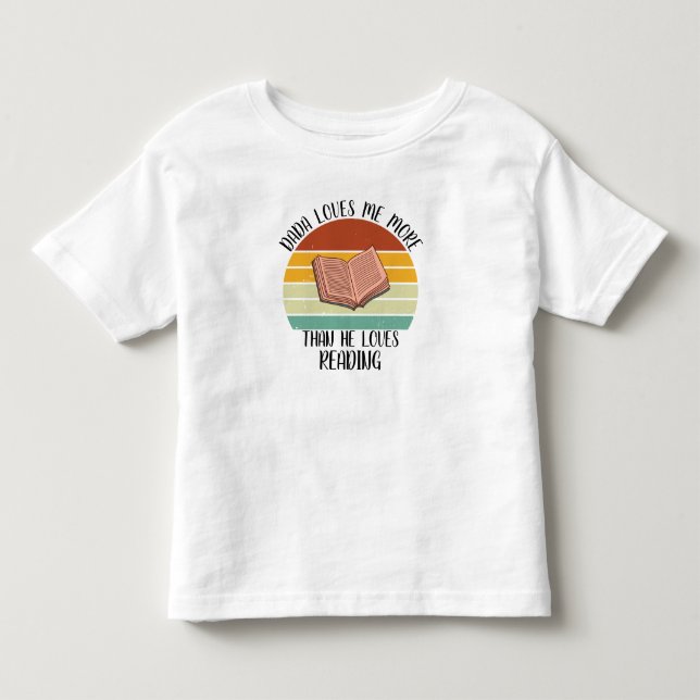Camiseta De Bebé Dada Me Ama Más De Lo Que Ama Leer Personalizado (Anverso)