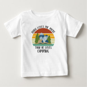 Camiseta De Bebé Dada personalizado Me ama más de lo que ama acampa