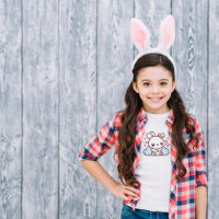 Camiseta de bebé de conejo blanco rosa amarillo az