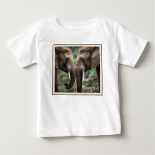 Camiseta De Bebé "De tronco a tronco: un suave abrazo de elefante"