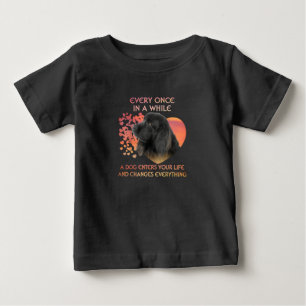 Camiseta De Bebé De Vez En Cuando Un Perro Entra En Tu Vida