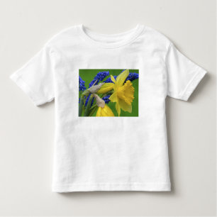 Camiseta De Bebé Detalle de las flores de daffodil e hiacínico. Cré