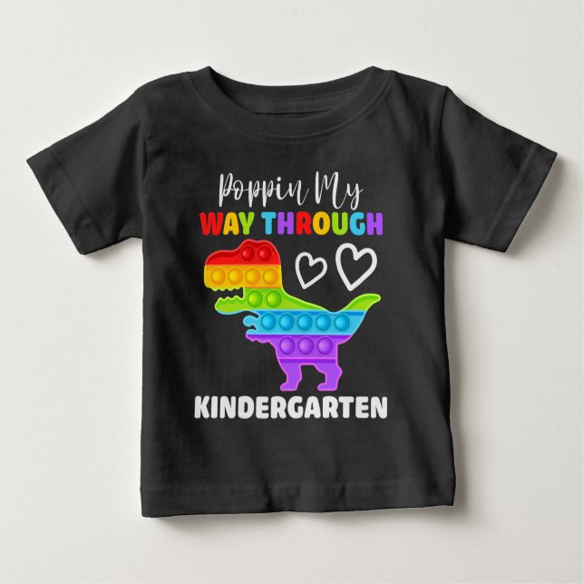 Camiseta De Bebé Dinosaur Poppin My way Through Kindergarten (Anverso)