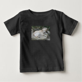 Camiseta De Bebé Dog Resting On A Rock