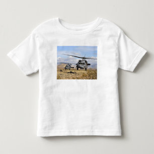 Camiseta De Bebé Dos helicópteros de HH-60 Pavehawk que se prepara