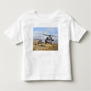 Camiseta De Bebé Dos helicópteros HH-60 Pavehawk preparándose para 