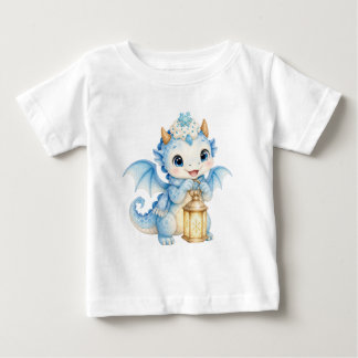 Camiseta De Bebé Dragón de bebé invernal caprichoso sosteniendo una