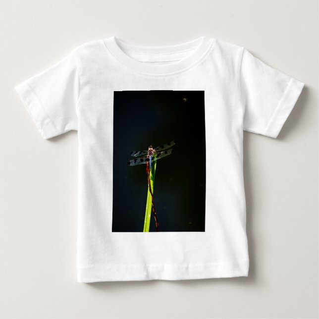 Camiseta De Bebé Dragonfly azul y negro sobre hierba verde y roja (Anverso)