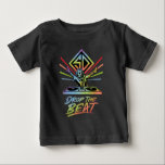 Camiseta De Bebé Drop the Beat: DJ Scooby-Doo<br><div class="desc">Este gráfico vibrante y enérgico muestra Scooby-Doo como un DJ dinámico, colocando la escena con un deslumbrante conjunto de vigas de color arcoiris que irradian desde un triángulo prismático detrás de él. Scooby se para confiado detrás de un voladizo, su pezuña se extendió en un gesto animado, invitando a todos...</div>