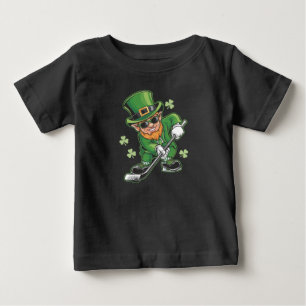 Camiseta De Bebé Duende jugando hockey día de San Patricio irlandés