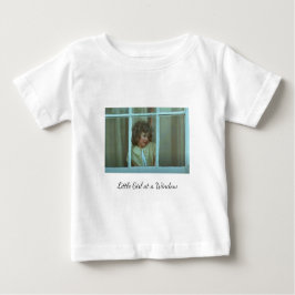 Camiseta De Bebé Dulce niña en una ventana