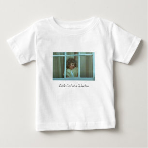 Camiseta De Bebé Dulce niña en una ventana