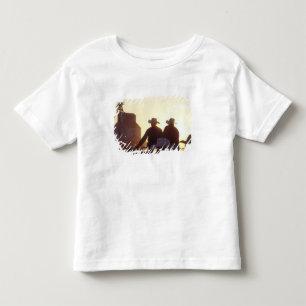 Camiseta De Bebé EEUU, Wyoming, Pine Bluffs. Dos hombres temblan